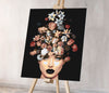 Una mujer con un peinado floral (SC0769)